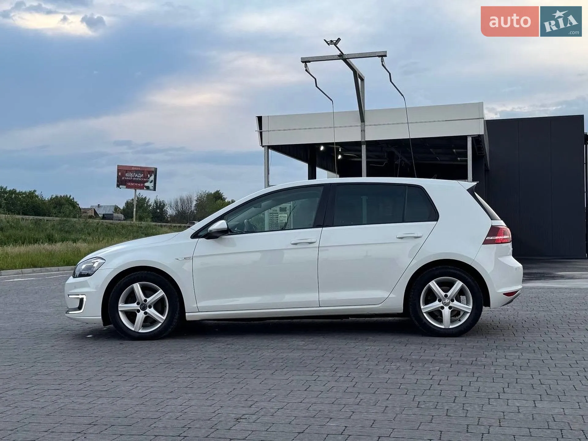 Volkswagen e-Golf 2015 VIN WVWZZZAUZFW902240 фото оголошення 10 з 56