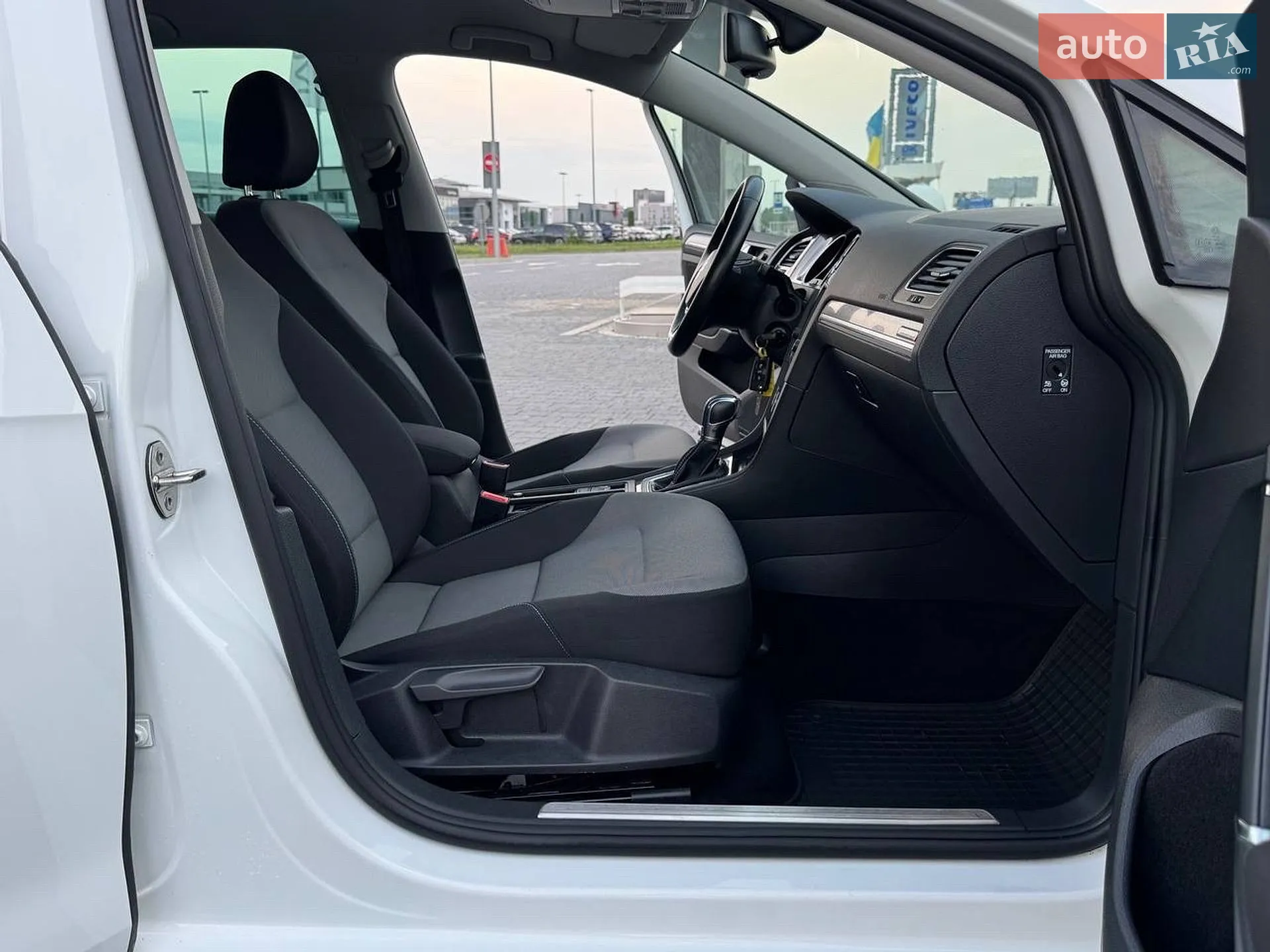 Volkswagen e-Golf 2015 VIN WVWZZZAUZFW902240 фото оголошення 17 з 56