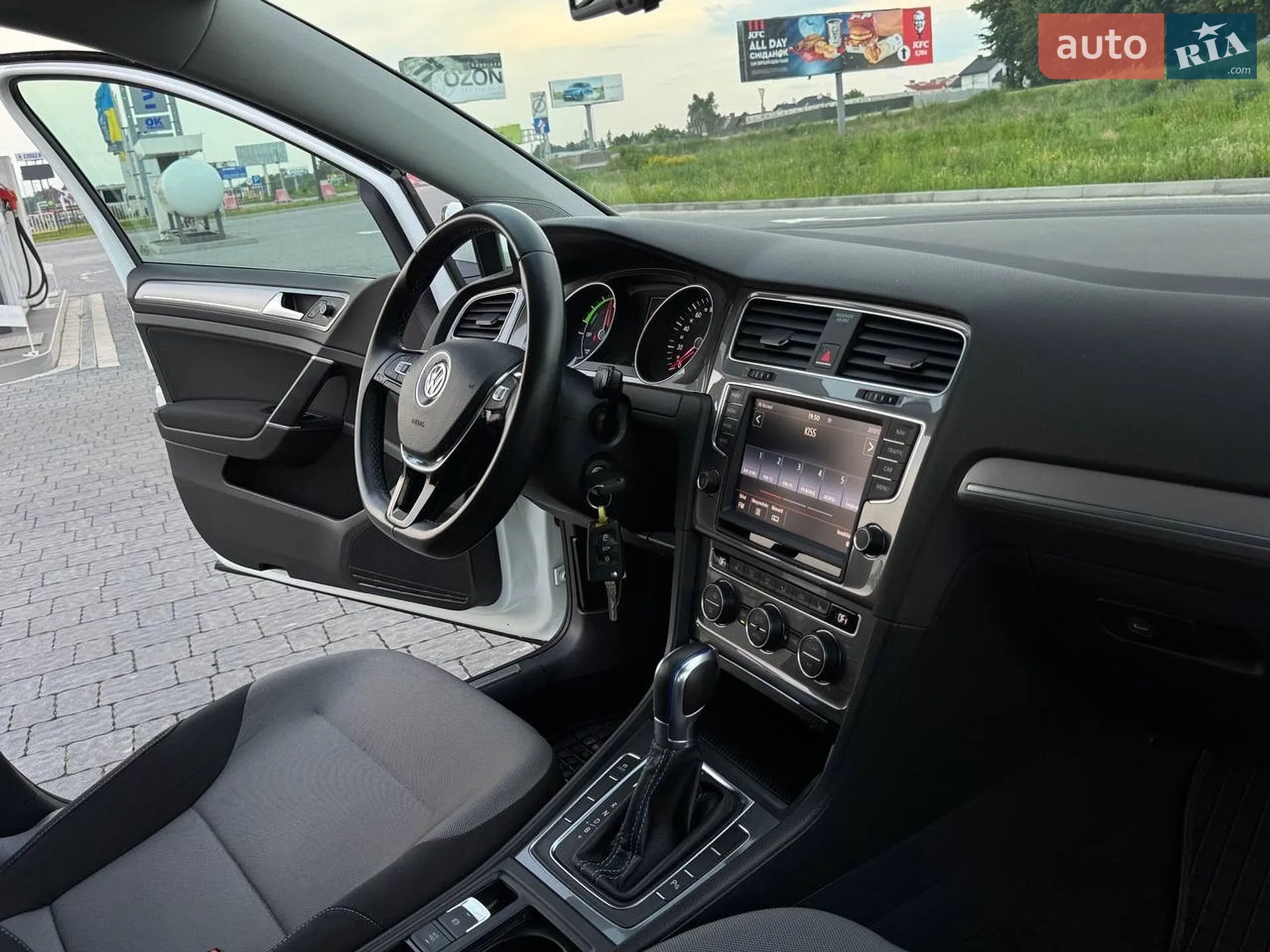 Volkswagen e-Golf 2015 VIN WVWZZZAUZFW902240 фото оголошення 34 з 56