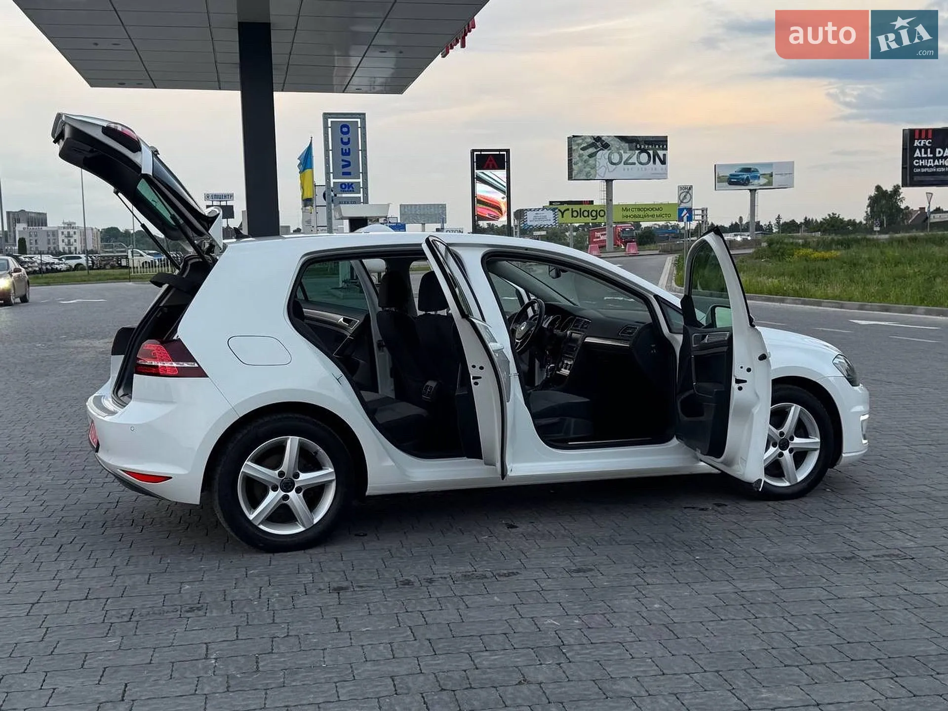 Volkswagen e-Golf 2015 VIN WVWZZZAUZFW902240 фото оголошення 41 з 56
