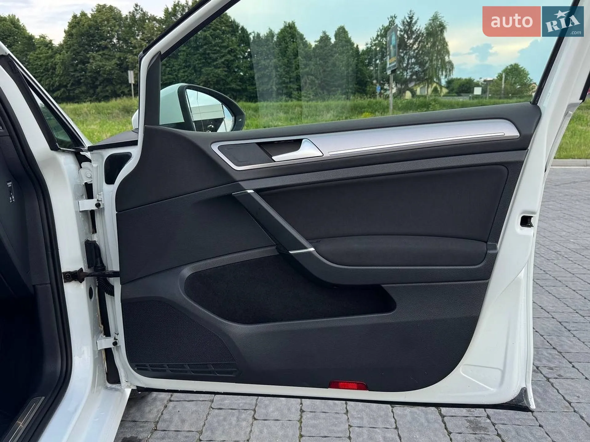 Volkswagen e-Golf 2015 VIN WVWZZZAUZFW902240 фото оголошення 43 з 56