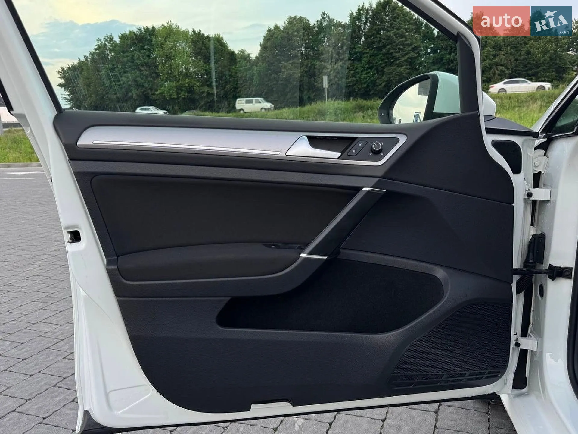 Volkswagen e-Golf 2015 VIN WVWZZZAUZFW902240 фото оголошення 45 з 56