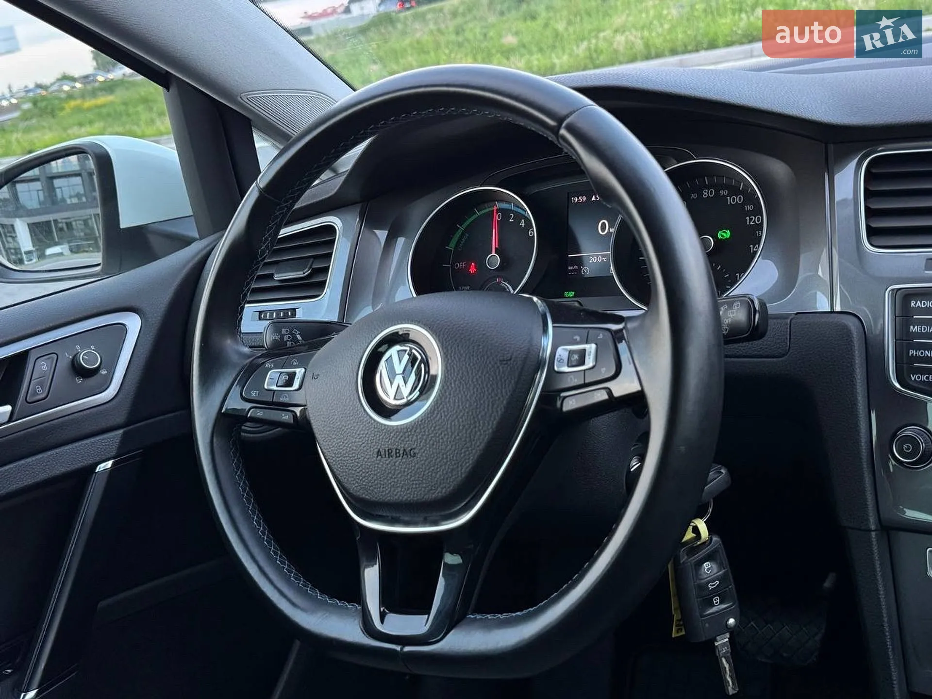 Volkswagen e-Golf 2015 VIN WVWZZZAUZFW902240 фото оголошення 40 з 56