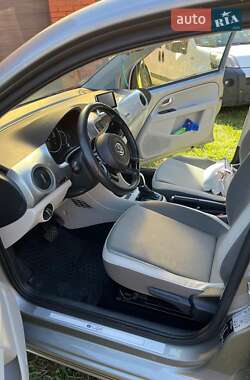 Хэтчбек Volkswagen e-Up 2015 в Сарнах