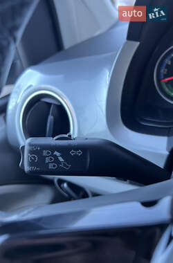 Хэтчбек Volkswagen e-Up 2015 в 