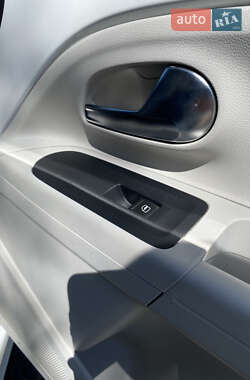 Хэтчбек Volkswagen e-Up 2013 в 