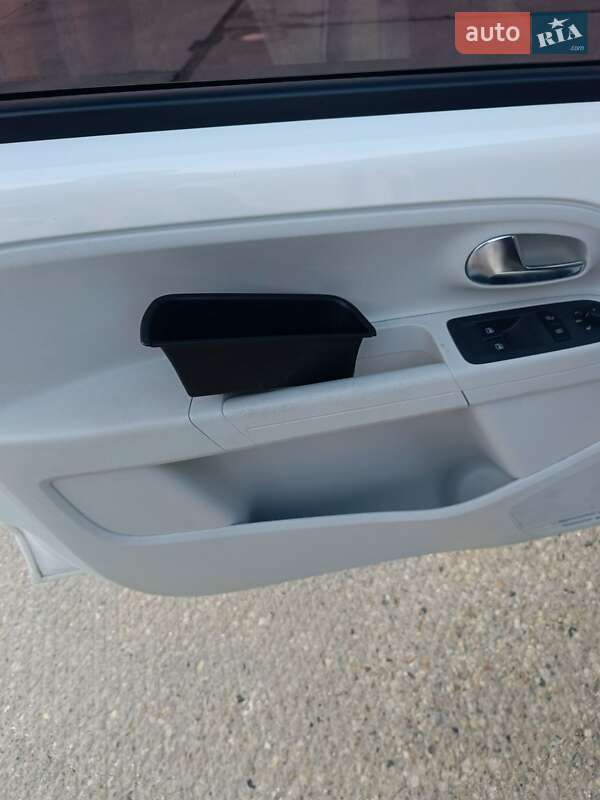 Хэтчбек Volkswagen e-Up 2015 в Дереваче