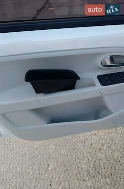 Хэтчбек Volkswagen e-Up 2015 в 