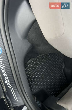 Хэтчбек Volkswagen e-Up 2015 в 