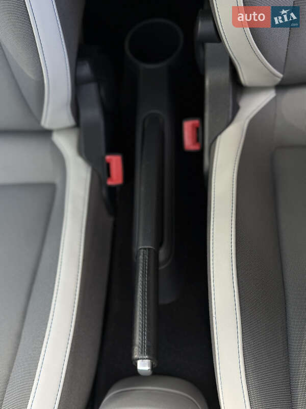 Хэтчбек Volkswagen e-Up 2014 в Бродах