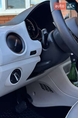 Хэтчбек Volkswagen e-Up 2015 в 