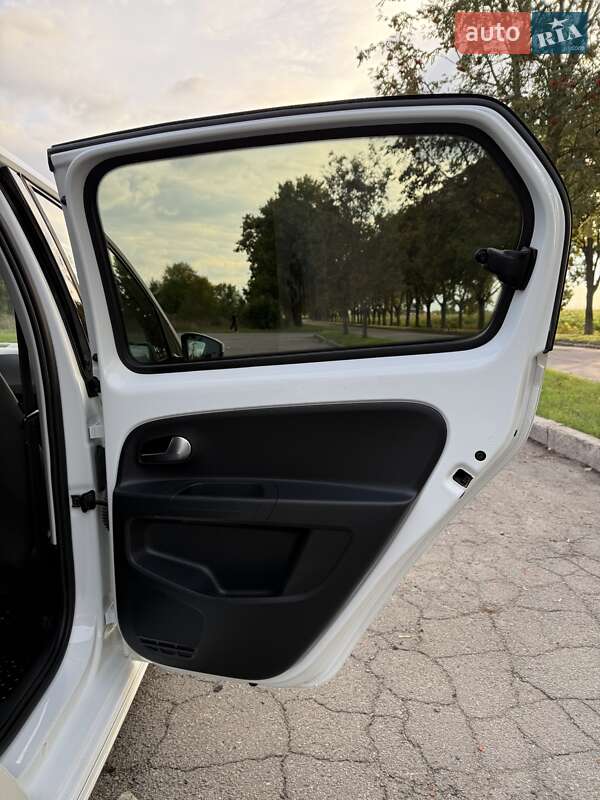 Хетчбек Volkswagen e-Up 2017 в Володимирі