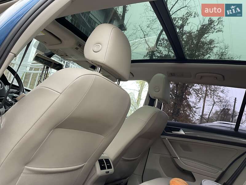 Универсал Volkswagen Golf Alltrack 2019 в Киеве