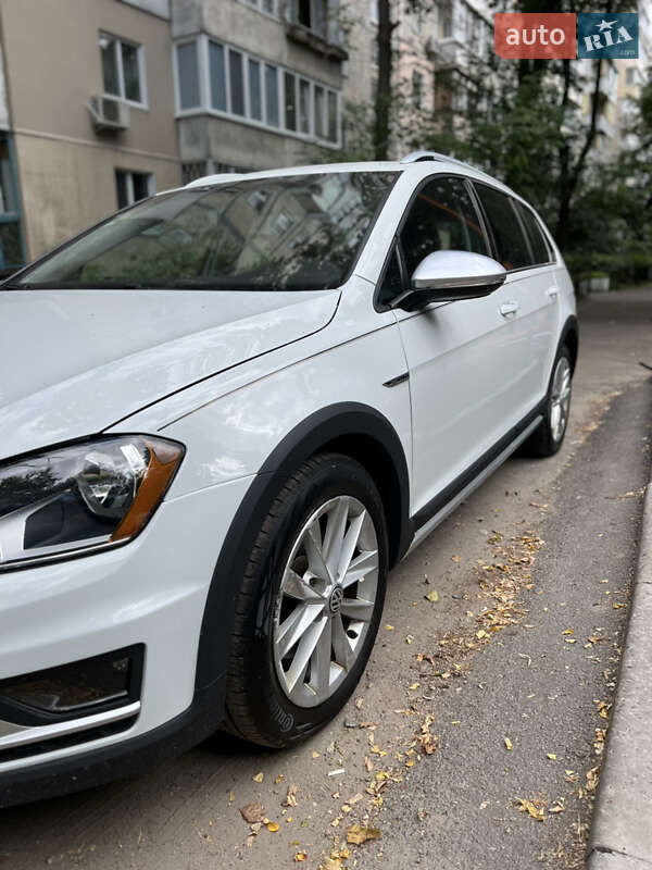 Универсал Volkswagen Golf Alltrack 2016 в Киеве