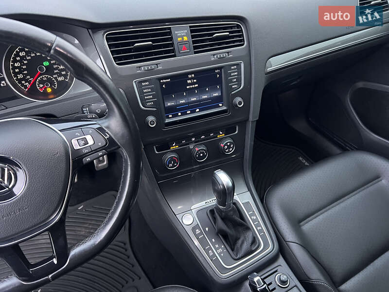 Универсал Volkswagen Golf Alltrack 2017 в Нововолынске