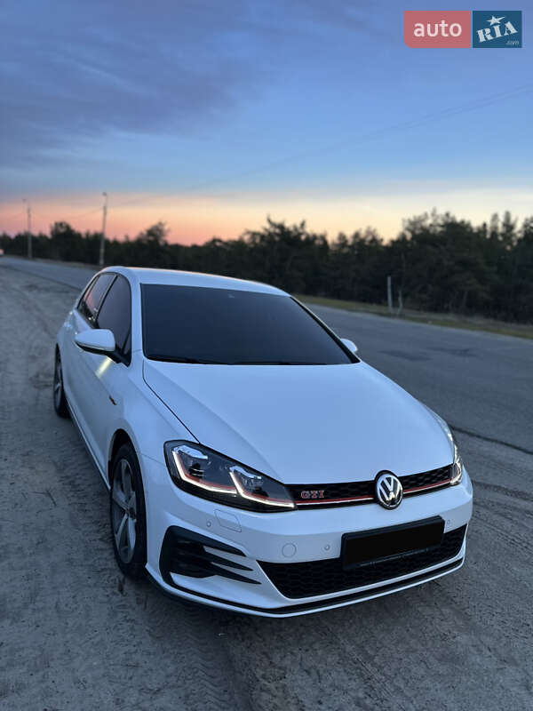 Хэтчбек Volkswagen Golf GTI 2020 в Киеве