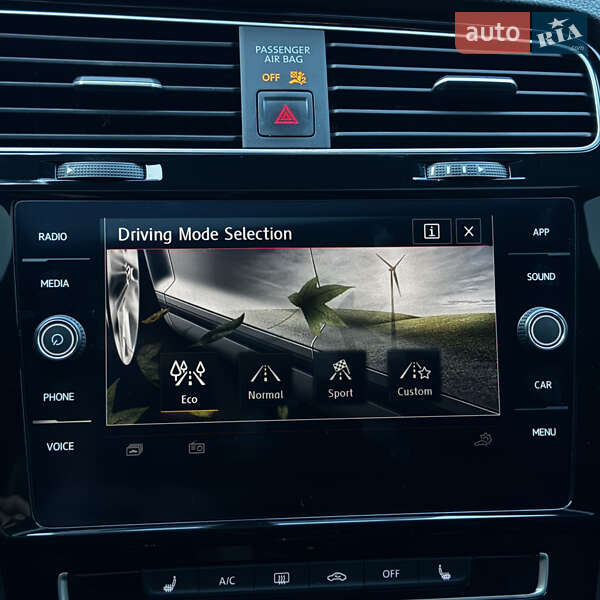 Хэтчбек Volkswagen Golf GTI 2020 в Киеве