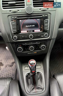 Хэтчбек Volkswagen Golf GTI 2011 в 