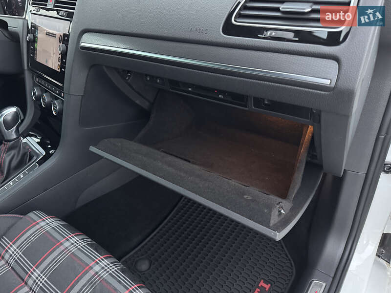Хэтчбек Volkswagen Golf GTI 2019 в Киеве