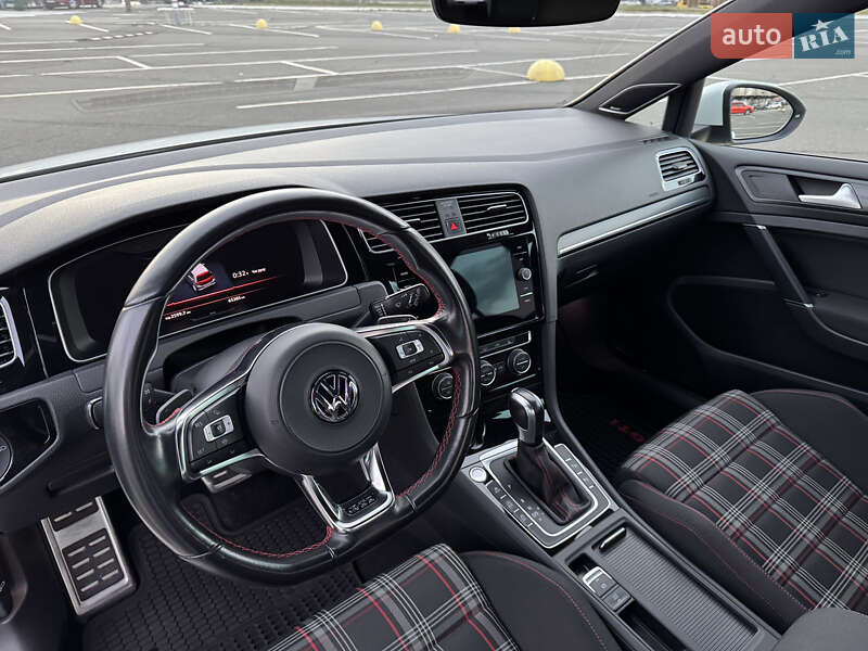 Хэтчбек Volkswagen Golf GTI 2019 в Киеве
