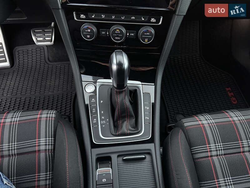 Хэтчбек Volkswagen Golf GTI 2019 в Киеве