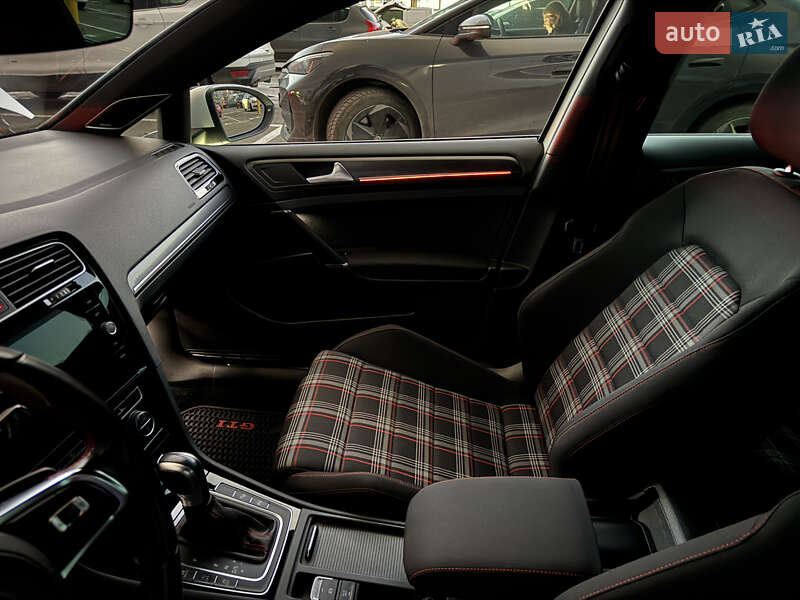 Хэтчбек Volkswagen Golf GTI 2019 в Киеве