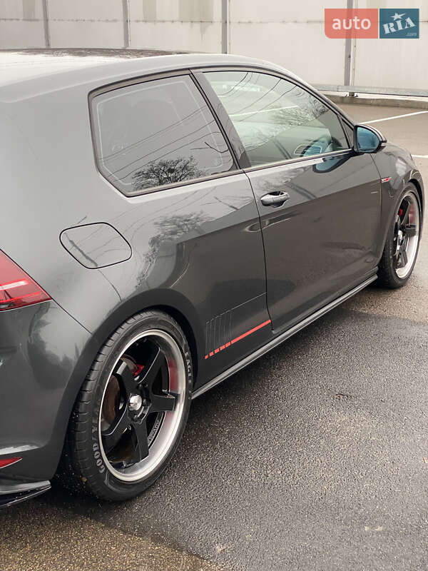 Хэтчбек Volkswagen Golf GTI 2015 в Киеве