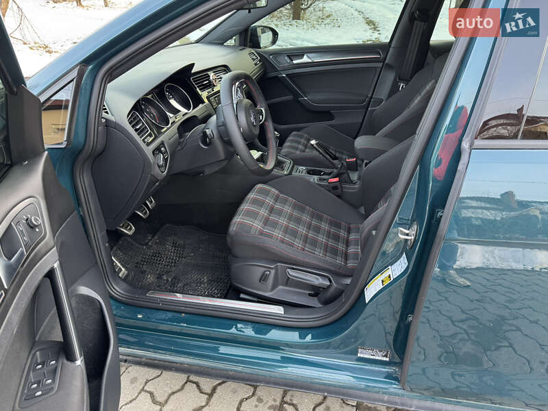 Хэтчбек Volkswagen Golf GTI 2018 в Львове