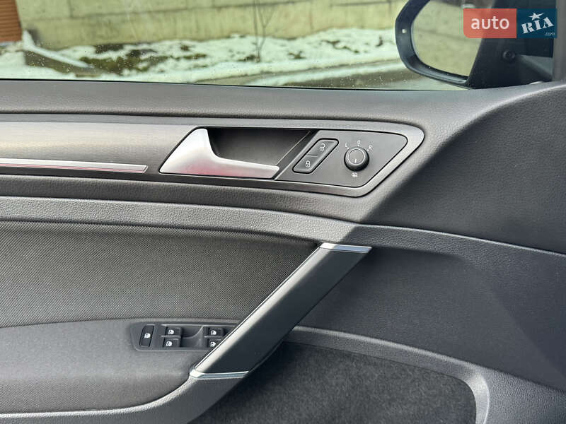 Хэтчбек Volkswagen Golf GTI 2018 в Львове