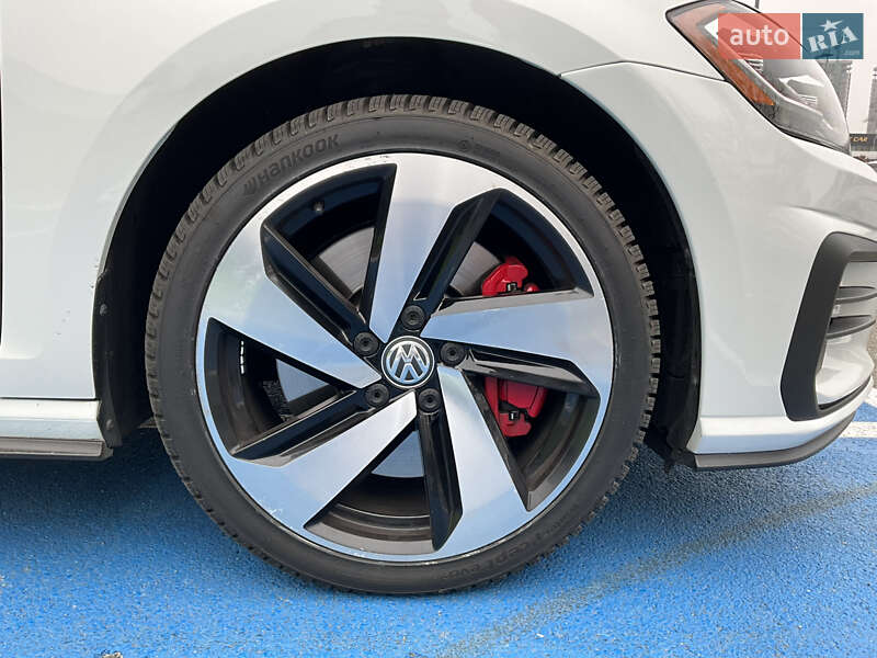 Хэтчбек Volkswagen Golf GTI 2020 в Киеве