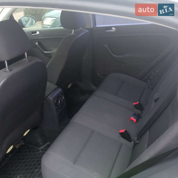 Хетчбек Volkswagen Golf Plus 2011 в 
