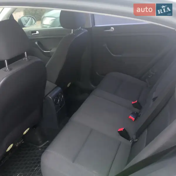 Хетчбек Volkswagen Golf Plus 2011 в 