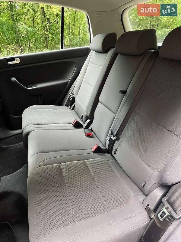 Хетчбек Volkswagen Golf Plus 2005 в Краснограді