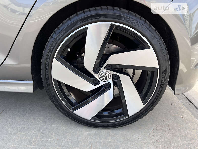 Хетчбек Volkswagen Golf R 2015 в Києві