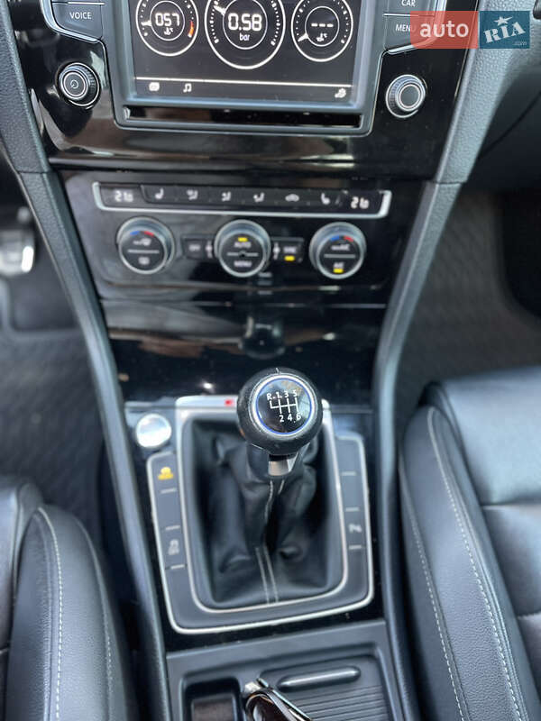 Хэтчбек Volkswagen Golf R 2017 в Киеве фото 10 Хэтчбек Volkswagen Golf R 2017 в Киеве