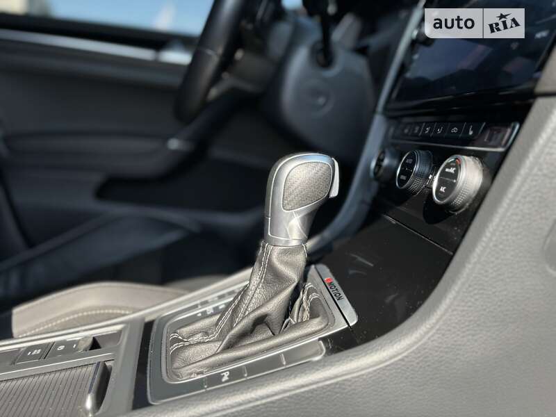 Хэтчбек Volkswagen Golf R 2019 в Пирятине