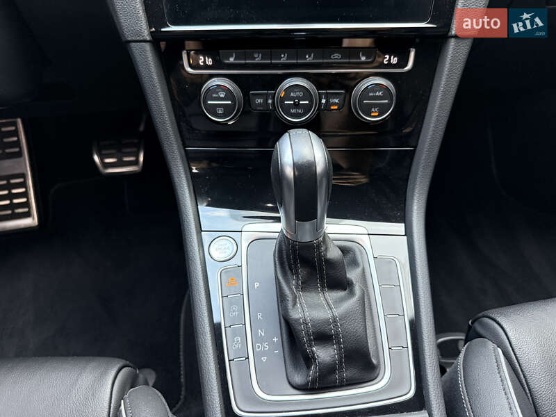 Хэтчбек Volkswagen Golf R 2019 в Киеве