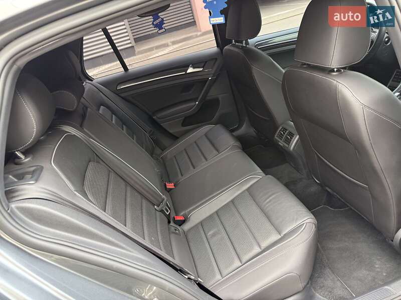 Хэтчбек Volkswagen Golf R 2019 в Киеве