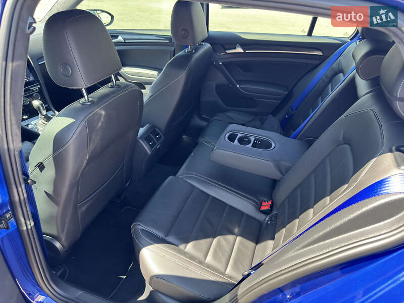 Хэтчбек Volkswagen Golf R 2016 в Киеве