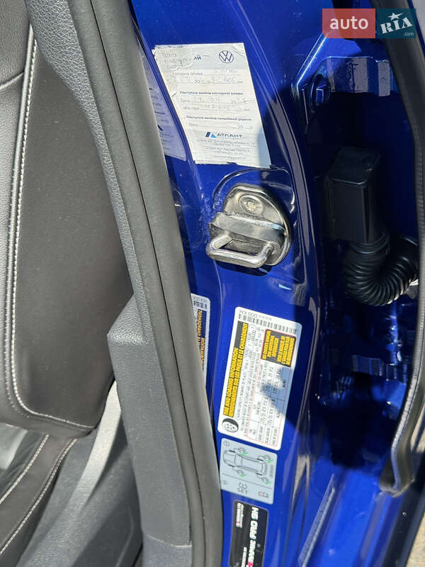 Хэтчбек Volkswagen Golf R 2016 в Киеве