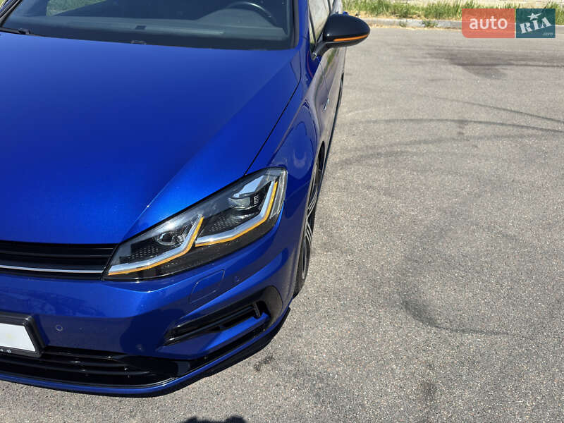 Хэтчбек Volkswagen Golf R 2016 в Киеве