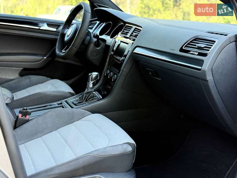 Хэтчбек Volkswagen Golf R 2015 в Львове