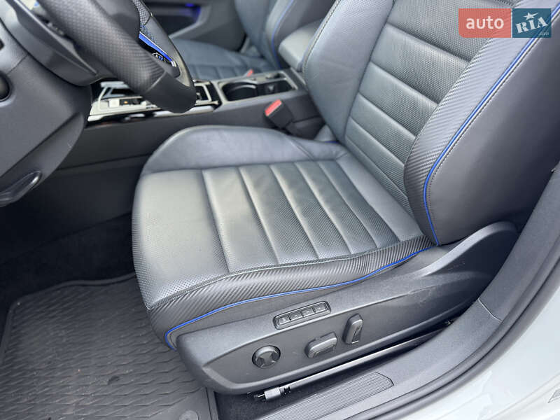 Хетчбек Volkswagen Golf R 2023 в Києві