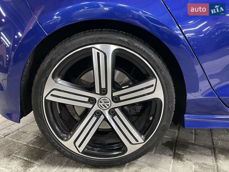 Хэтчбек Volkswagen Golf R 2015 в Киеве