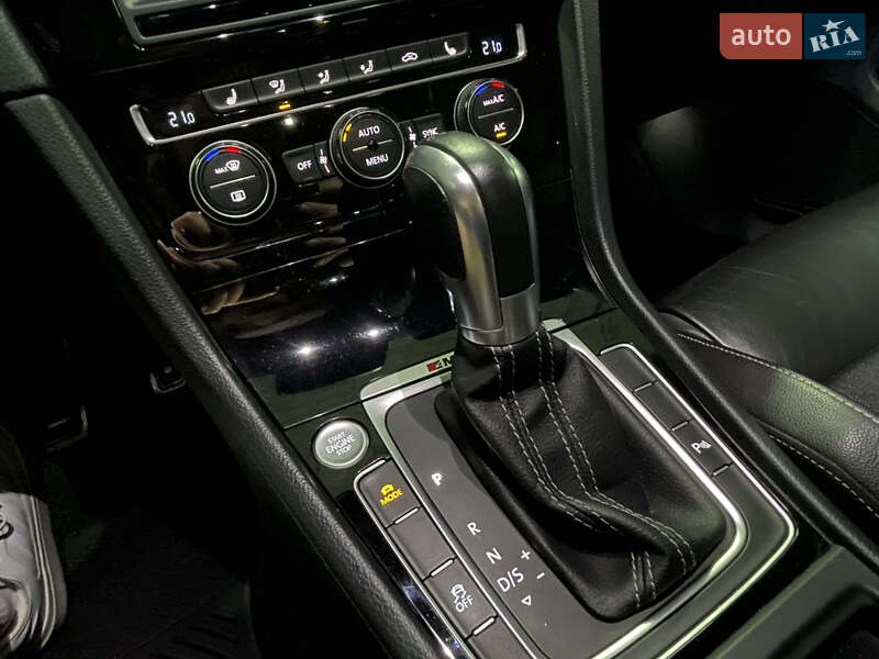 Хэтчбек Volkswagen Golf R 2015 в Киеве