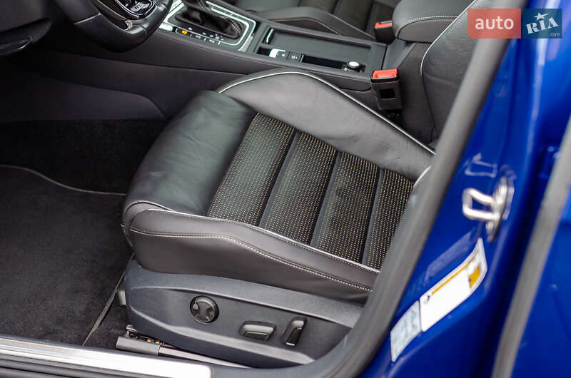 Хэтчбек Volkswagen Golf R 2019 в Киеве