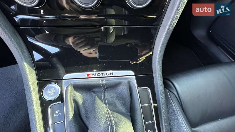 Хэтчбек Volkswagen Golf R 2016 в Мукачево