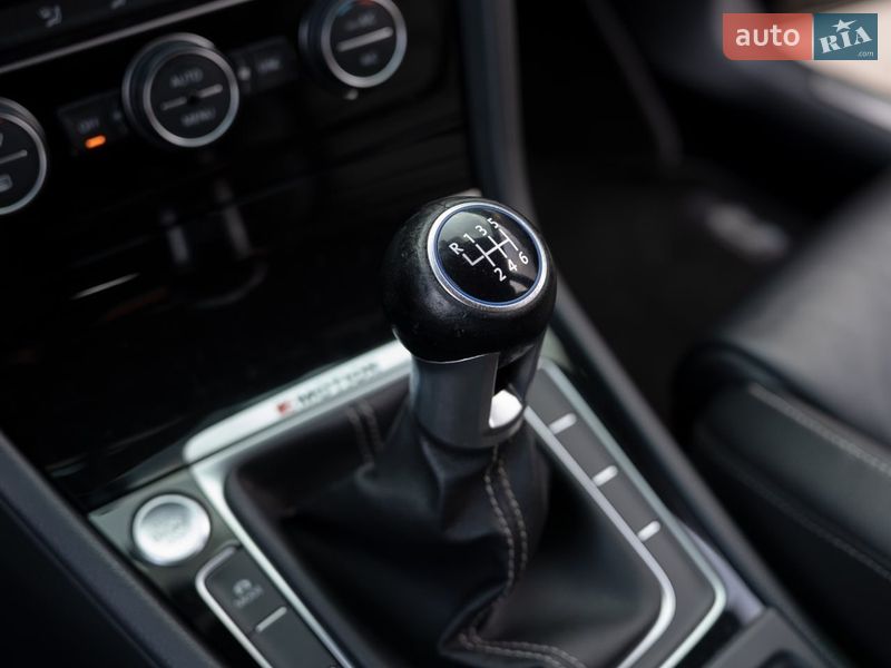 Хэтчбек Volkswagen Golf R 2016 в Днепре