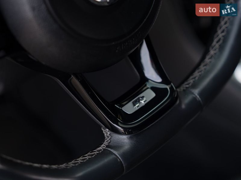 Хэтчбек Volkswagen Golf R 2016 в Днепре