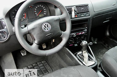 Хэтчбек Volkswagen Golf 2000 в 